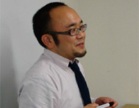 英語科 英文法/英文読解担当 水野 賢二 講師